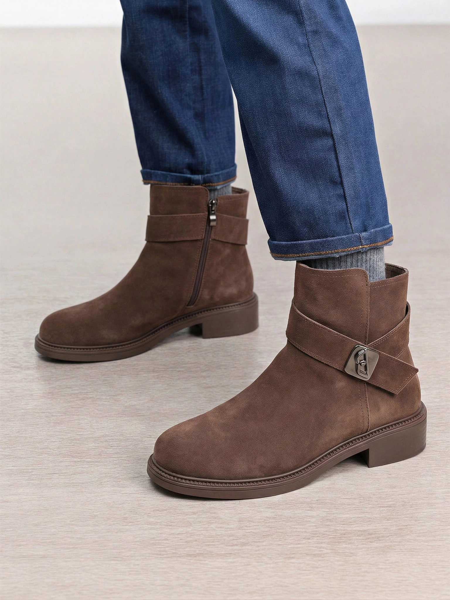 Ботинки темно-коричневого цвета на среднем каблуке